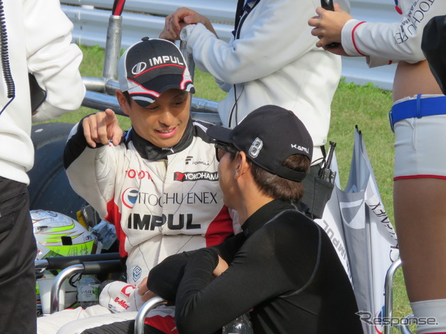 レース1のスタート前、関口(左)と可夢偉が談笑。
