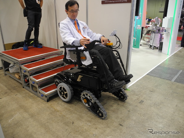 ビー・フリー・テクノロジー社が開発した階段を昇降できる電動車いす「ビー・フリー・レンジャー」