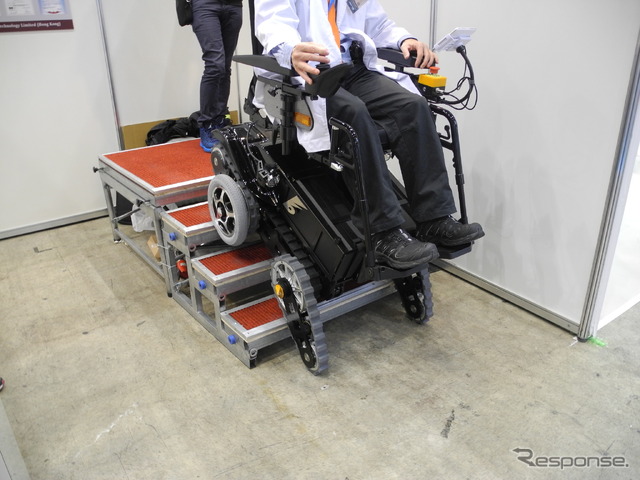 ビー・フリー・テクノロジー社が開発した階段を昇降できる電動車いす「ビー・フリー・レンジャー」