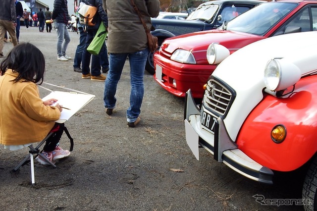 フレンチブルーミーティング2016!!2日目、会場の車山高原は素晴らしい天気に恵まれた。会場で2CVのスケッチをする少女。楽しむのは大人だけではない。
