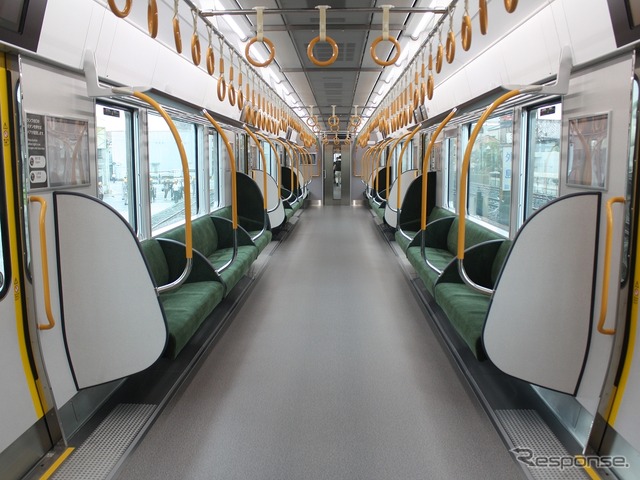 323系の車内。一般公開は4回に分けて行われる。