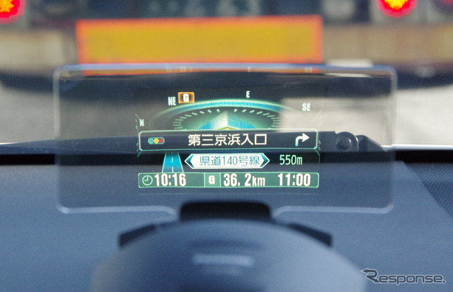 フロントインフォディスプレイ(FID)にはナビゲートに必要な情報が完結に見やすく表示される