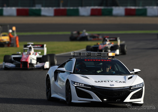 レース中、スーパーフォーミュラのマシン群を率いて走る「新型NSXセーフティカー」。