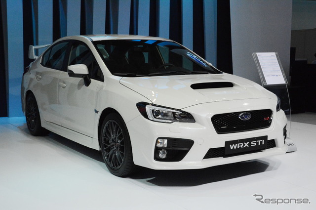 『WRX STi』をステージに置いたスバル