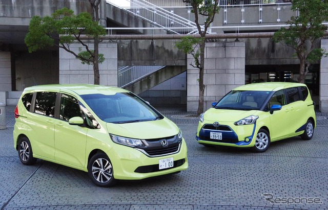 ホンダ フリードプラス(左)とトヨタ シエンタ(右)