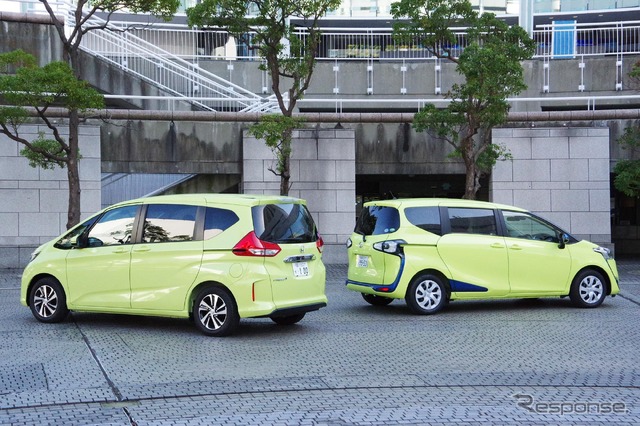 ホンダ フリードプラス(左)とトヨタ シエンタ(右)