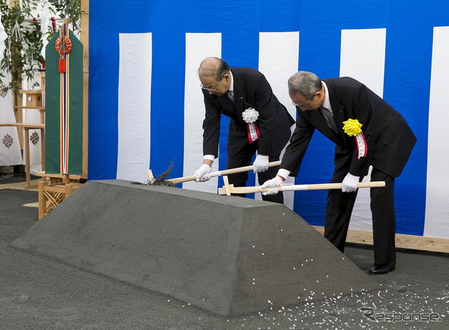 南アルプストンネル(長野工区)起工式。山田会長(左)と共同企業体(JV)から鹿島の中村満義会長(右)が鍬入れを行った
