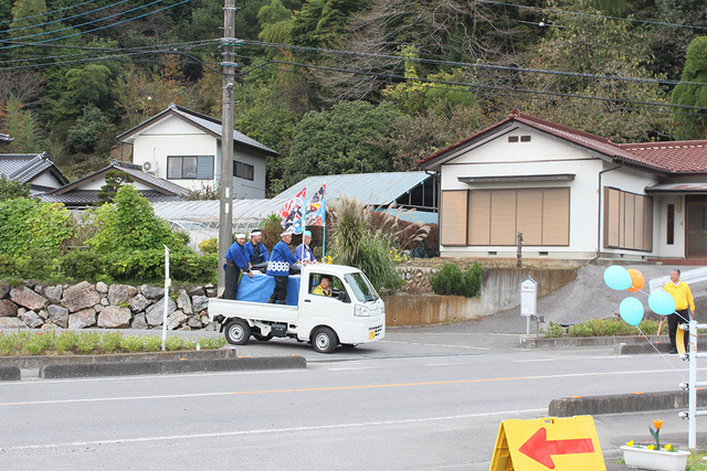 目玉企画のマグロがトラックに乗って登場