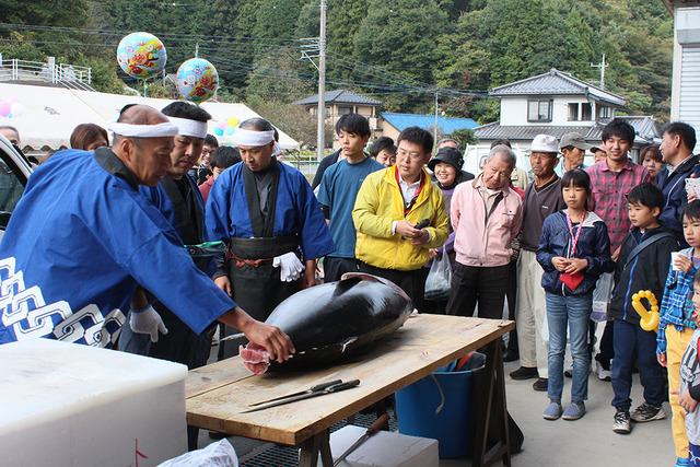 約65kgの天然マグロに来場者も興味津々