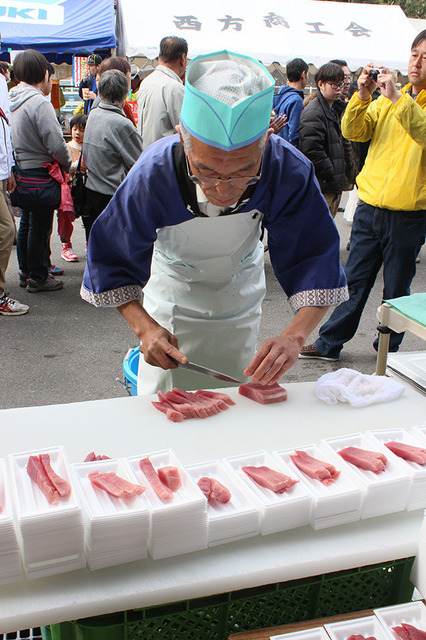 食べやすいサイズに切り分けられるマグロ
