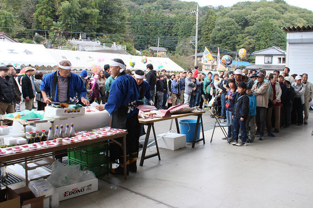 約300人分のマグロに長蛇の列