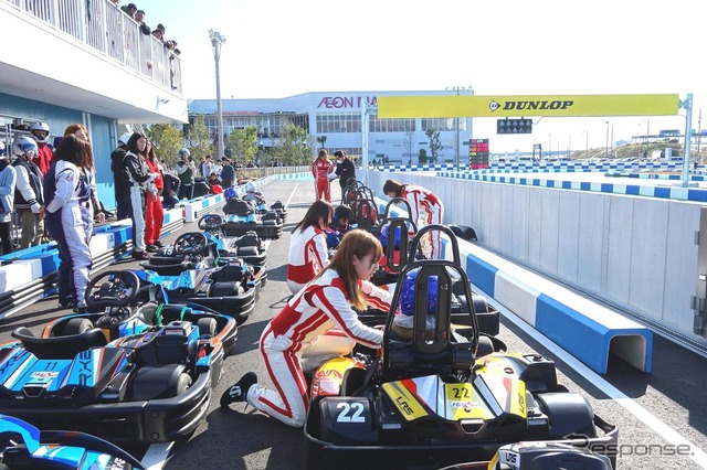 2015年にイオンモール常滑で開催された、女性のカートレース大会。