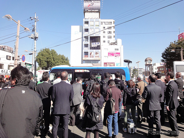 クレヨンしんちゃんラッピング電車&バス出発式(東武鉄道春日部駅、11月3日)