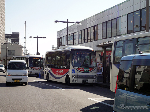 クレヨンしんちゃんラッピング電車&バス出発式(東武鉄道春日部駅、11月3日)