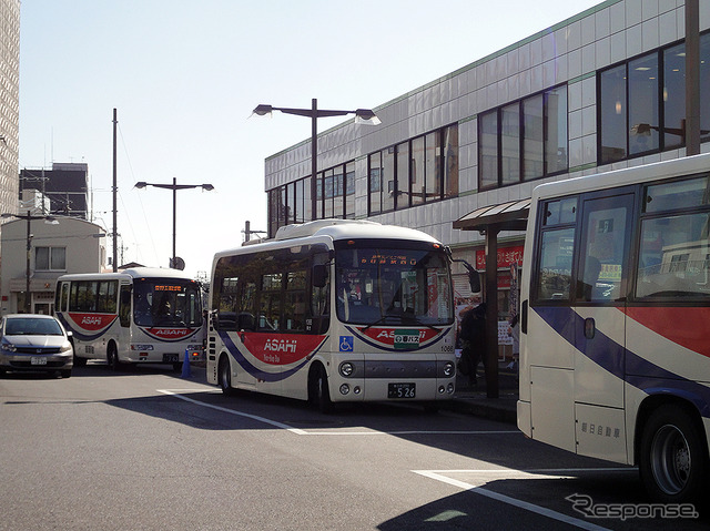 クレヨンしんちゃんラッピング電車&バス出発式(東武鉄道春日部駅、11月3日)