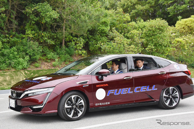 伊勢志摩サミットで燃料電池車に試乗する安倍首相ら首脳。 (c) Getty Images