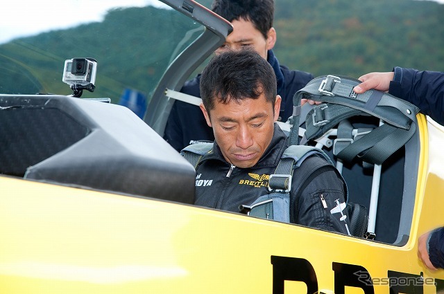 ブライトリング・ジャパンの顧客を対象としたイベントに登場した室屋義秀選手。今シーズンのレッドブル・エアレースについて報告するとともに、エアショーも披露した。