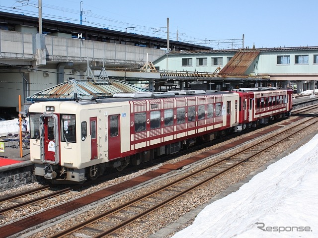 小海線の観光列車は2017年7月以降に運行を開始する予定。写真は小海線と同じ長野支社内の飯山線で運行されているキハ110系改造車使用の観光列車『おいこっと』。