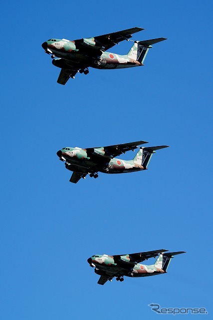 大型の機体が密集隊形で飛ぶのは迫力がある。