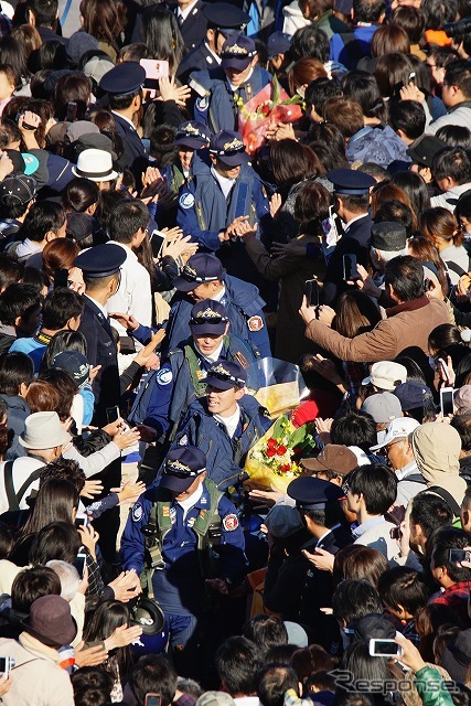 ブルーインパルスのパイロットが歩く「花道」を今年も用意。