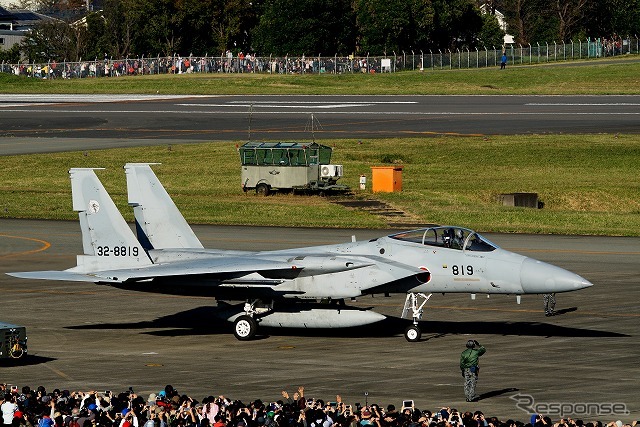 展示飛行のラストを飾ったのは小松基地に戻るF-15。後方に見える外周部にも多くの航空ファンがいる。
