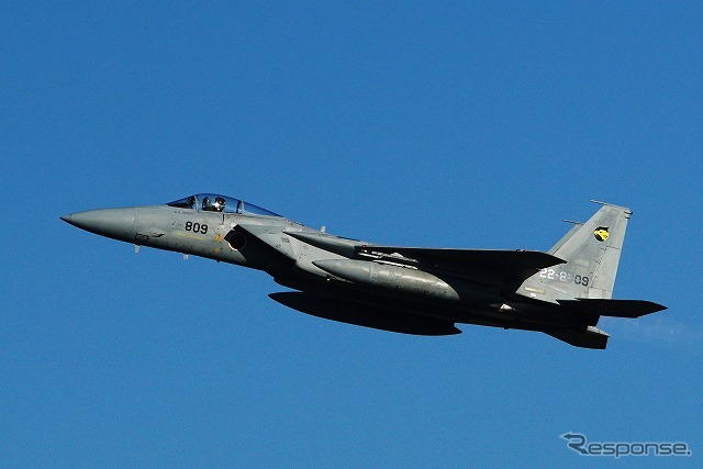 このため、2機のF-15は通常の離陸をした後、1周して滑走路上の低空バスを披露している。