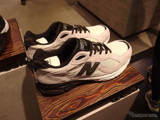 ニューバランス原宿オープン記念、坂本龍一デザインのM990V3。限定110足、3万2000円+税。