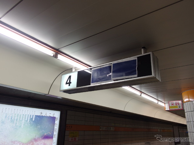 銀座線表参道駅（許可を得て撮影）。接近案内が点灯しっぱなしになるため、紙で覆われた。