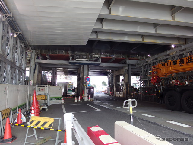 銀座線渋谷駅工事（11月5日）。完成時には橋脚の数が減る。