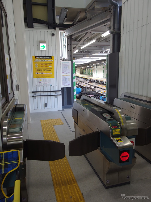 銀座線渋谷駅工事（11月5日、報道見学会）。降車ホームのエレベーター専用改札口そばの窓から今回の工事区間は見える。この写真の背後に当たる。