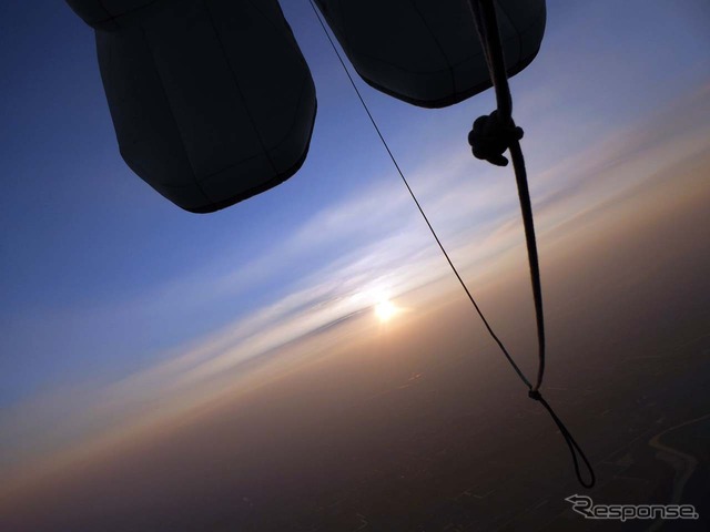 日の出を拝みながら空中を散歩するのは生まれて初めての体験