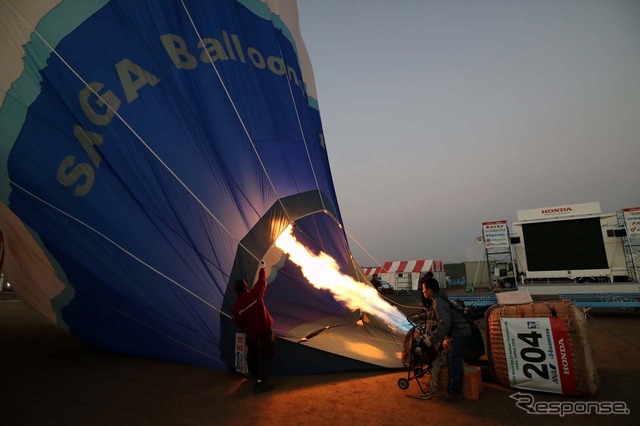 バーナーで暖めた空気をインフレーターを使って送り込む