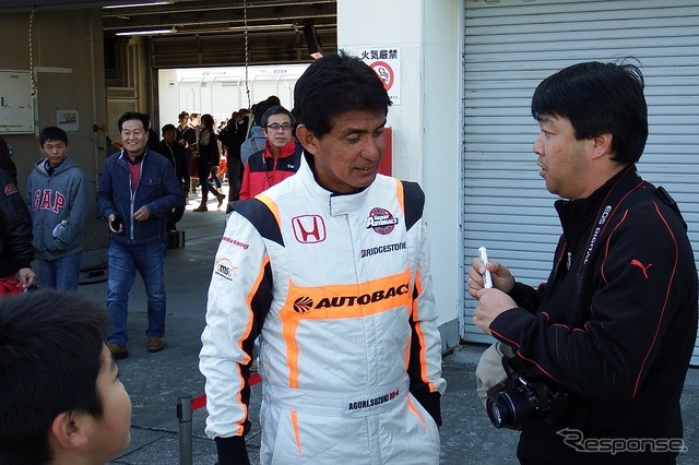 モータースポーツフェスタ2016inAUTO POLIS。気軽に記念撮影やサインに応じる亜久里監督。