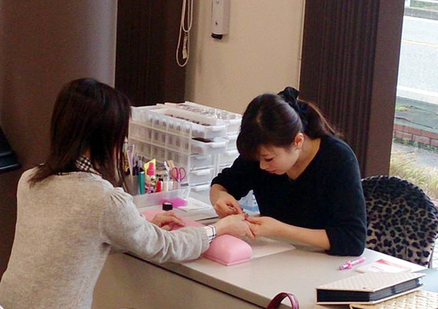 ショールーム内でネイルを行ってもらえるので、女性客は来店の価値あり!