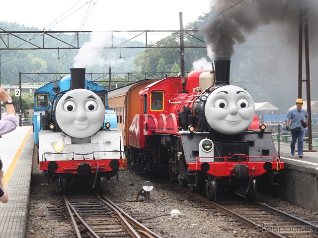 まず「トーマス」（左）がけん引する『きかんしゃトーマス号』が2017年6月から運行を開始。翌7月には「ジェームス」（右）けん引の『きかんしゃジェームス号』の運転も始まる。