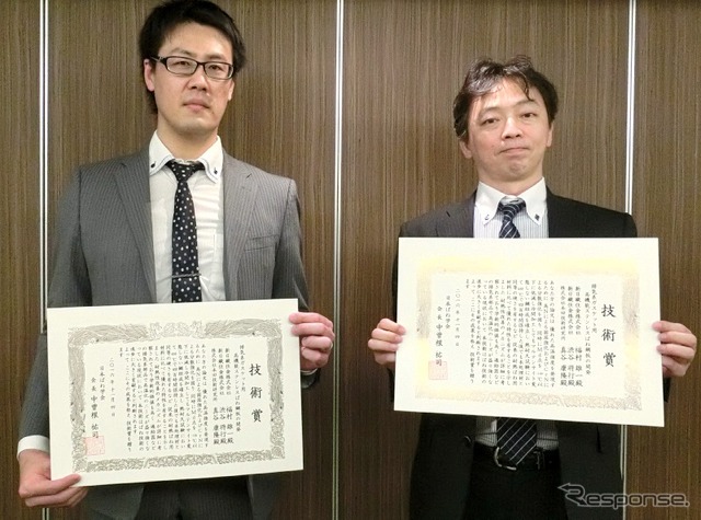 受賞の様子、特殊ステンレス商品技術室 渋谷将行室長（右）と直江津 品質管理室 福村雄一主幹（左）