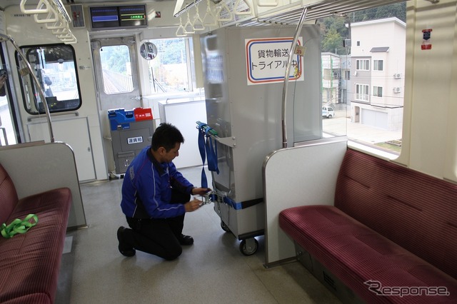 北越急行と佐川急便は「貨客混載事業」のトライアルを実施。ほくほく線の旅客車両に荷物カーゴを搭載して六日町~うらがわら間を走った。