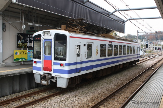 まつだい駅に到着した試運転列車。ここで定期運行の普通列車をやり過ごした。