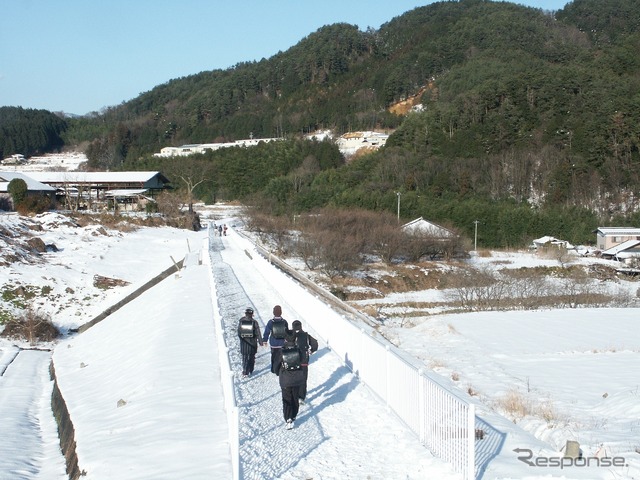 昼神温泉に中津川線の工事の名残は見られないが、他の場所では完成した路盤などが部分的に残っている。