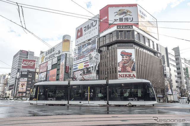 札幌市電は超低床式の新型電車の導入や路線の環状化などの改良が進められてきた。