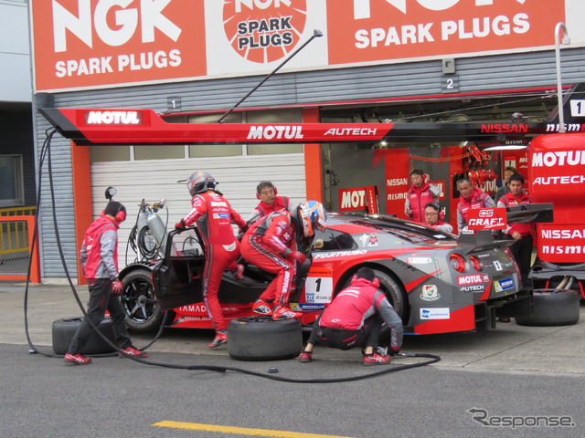 公式練習前日のもてぎ、ピット作業の練習に取り組む#1 GT-R。