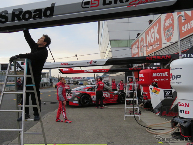 ピットでは設営が進む(中央やや左が#1 GT-Rのクインタレッリ)。