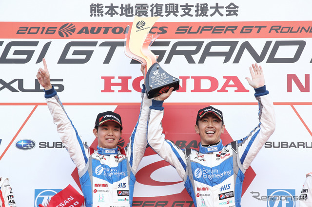 優勝した佐々木大樹(左)と柳田真孝。