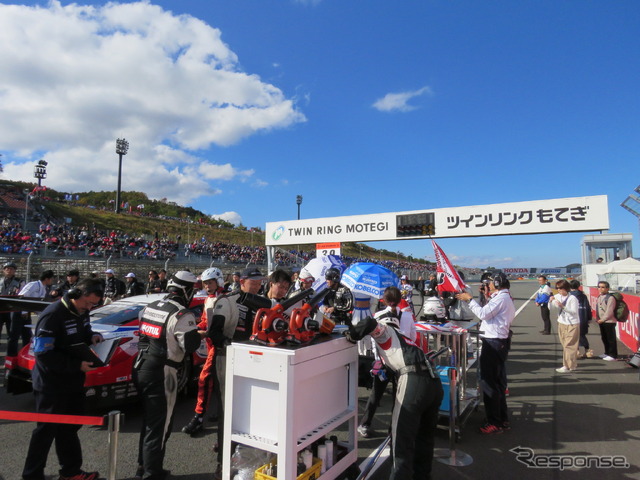 決勝スタート前、グリッド上の空は晴れ渡った。