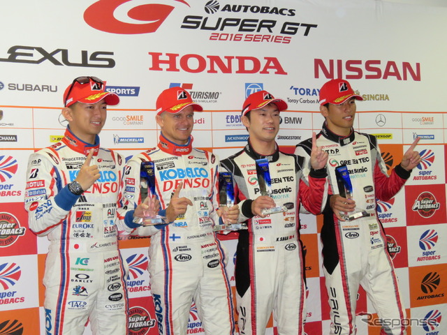 第8戦のポールを獲得した(左から)GT500の平手、コバライネン、GT300の嵯峨、中山。