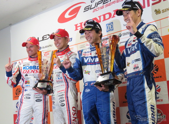 左からGT500王者のコバライネン、平手晃平、GT300王者の土屋武士、松井孝允。