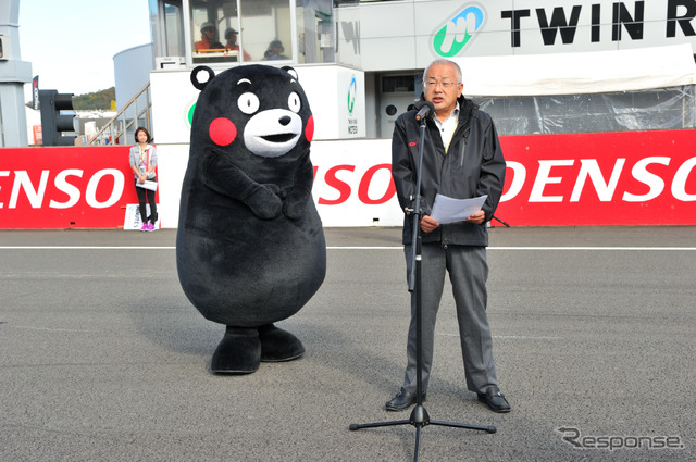 サーキットを駆け回る「くまモン」