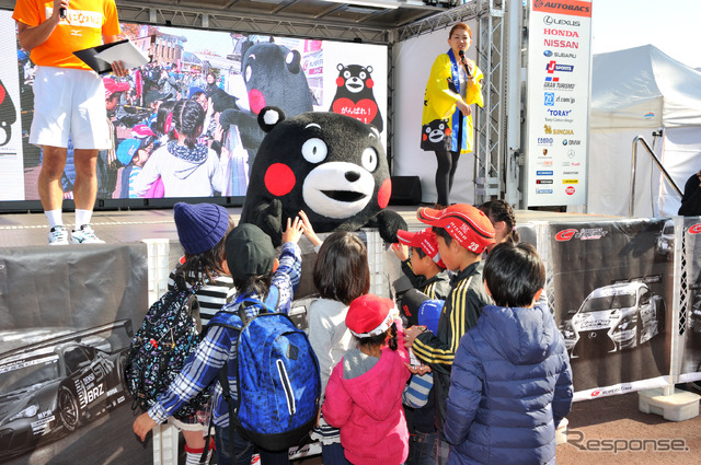 サーキットを駆け回る「くまモン」