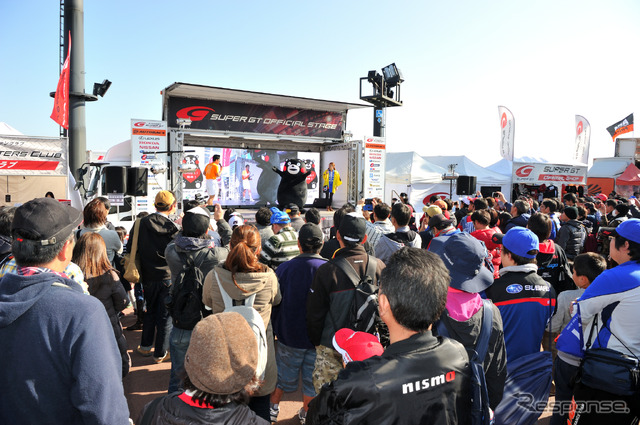 サーキットを駆け回る「くまモン」