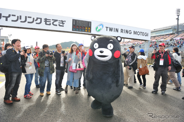 サーキットを駆け回る「くまモン」